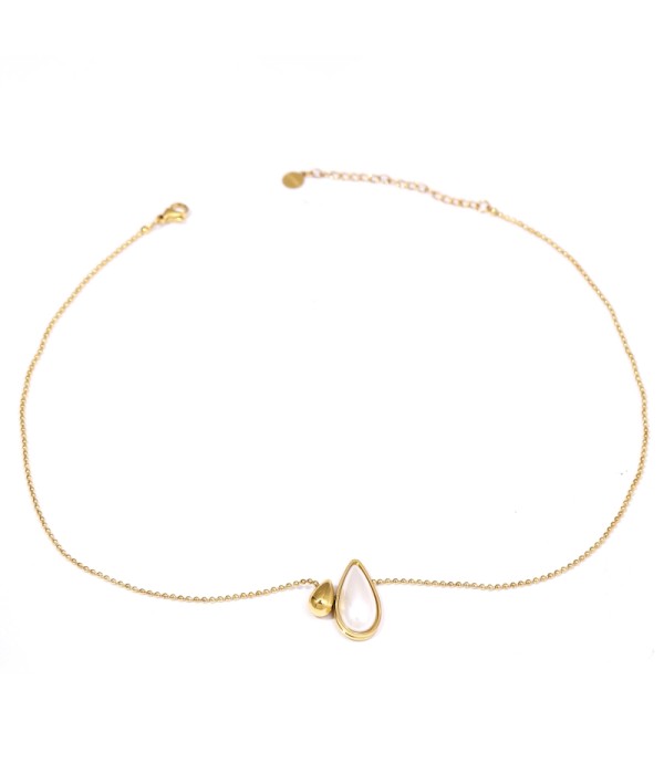 Collar dorado con colgante de perla