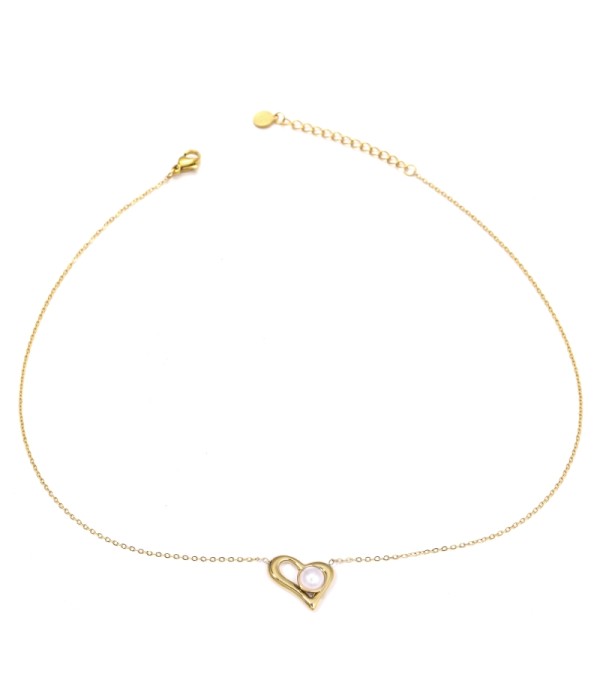 Collar dorado con colgante de corazón