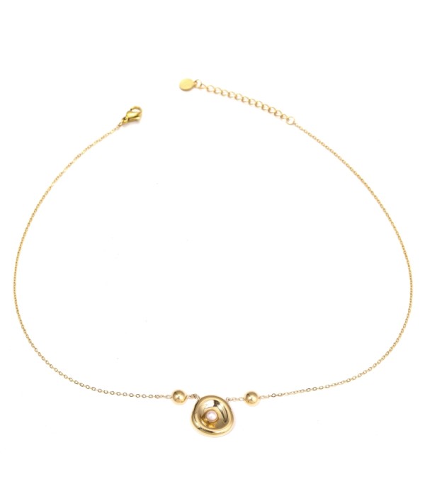 Collar dorado con colgante de forma geométrica