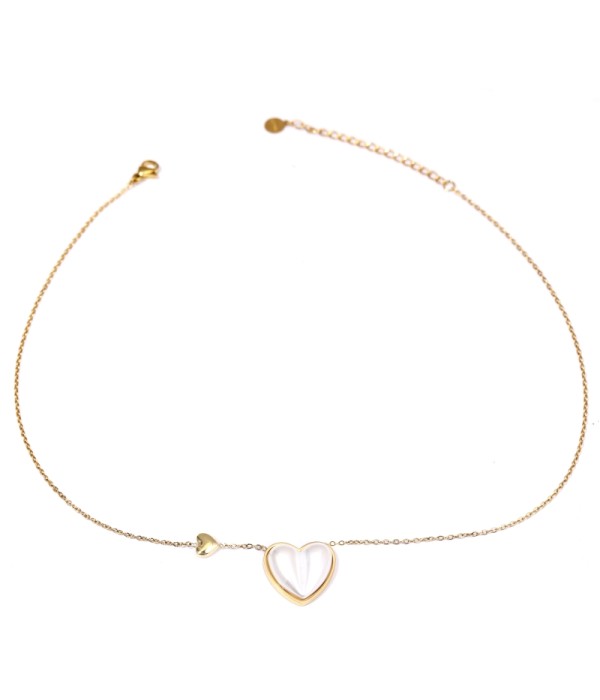 Collar dorado con colgante de corazón de perla
