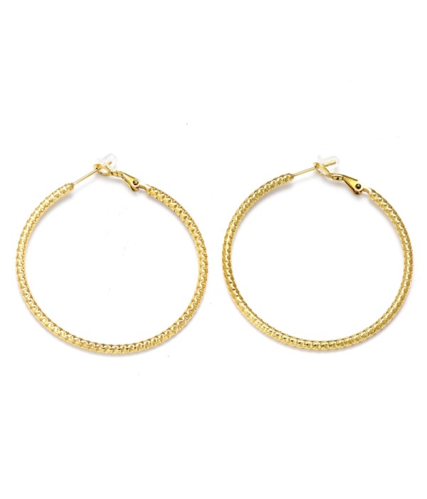 Pendientes de aro dorados grandes con textura geométrica