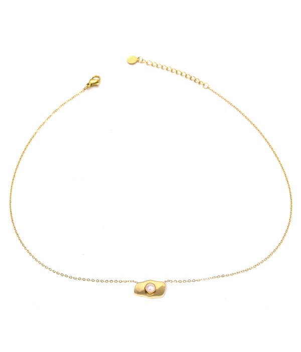 Collar dorado con colgante de forma geométrica