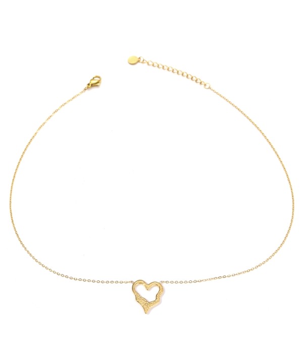 Collar dorado con colgante de corazón martillado