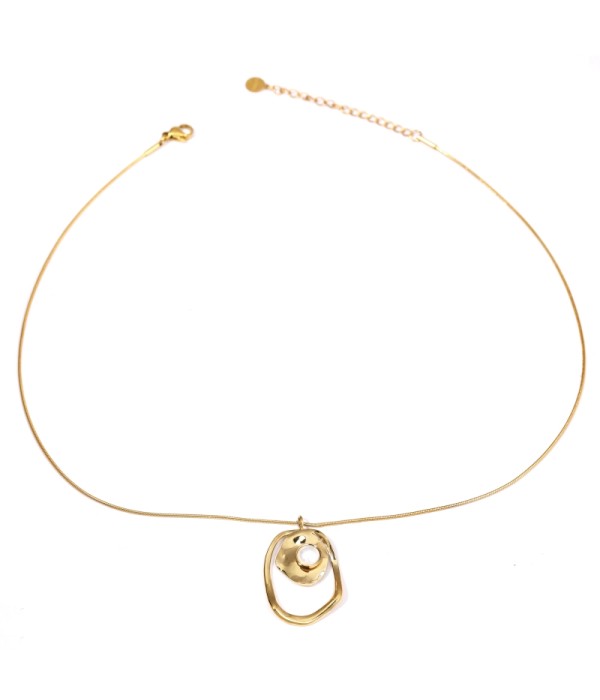 Collar dorado con colgante de forma geométrica