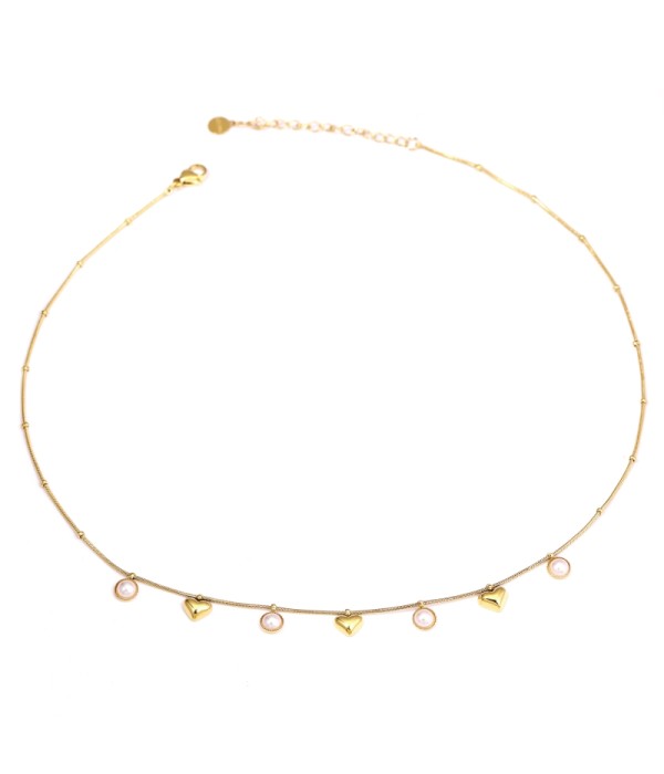 Collar dorado con colgantes de perla y corazones