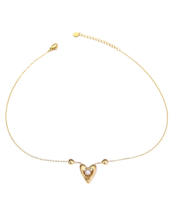 Collar dorado con colgante de corazón