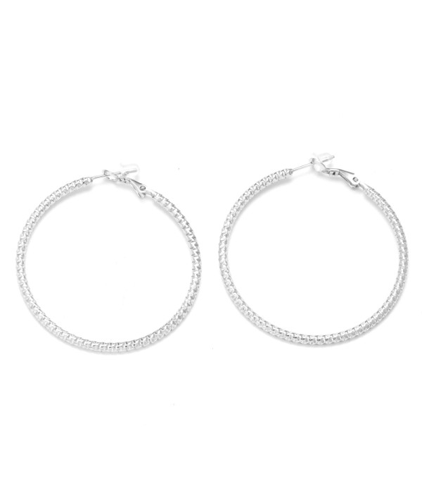 Pendientes de aro plateados grandes con textura geométrica