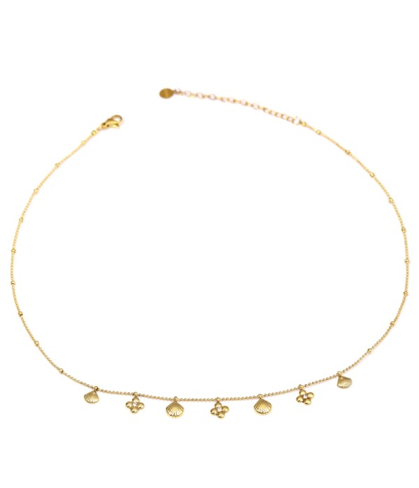 Collar dorado con colgantes de formas variadas