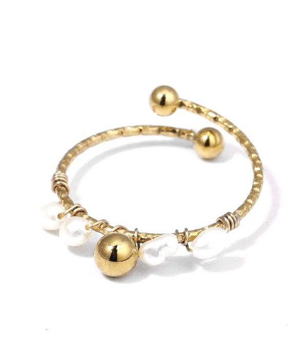 Anillo dorado con perla