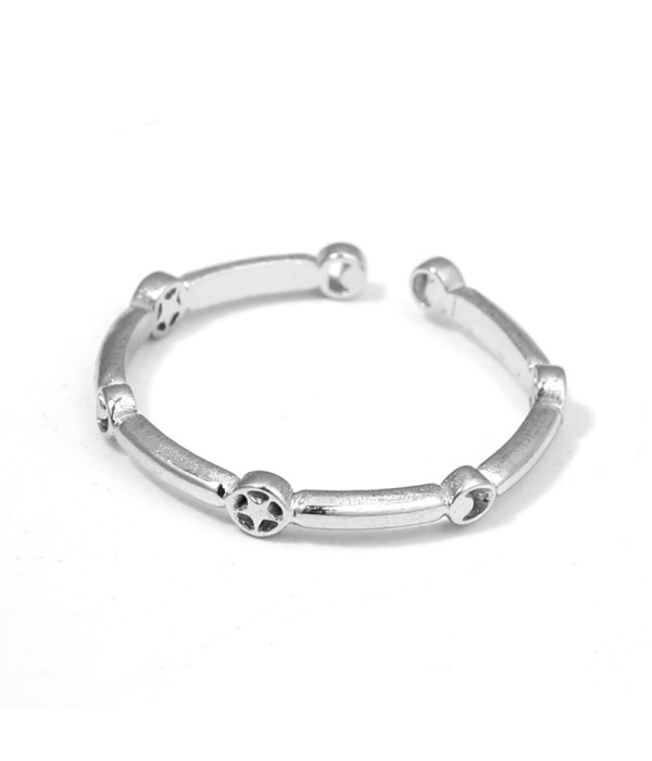 Anillo con eslabones decorativos