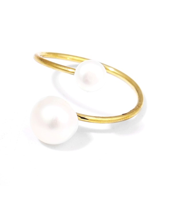 Anillo dorado con perla