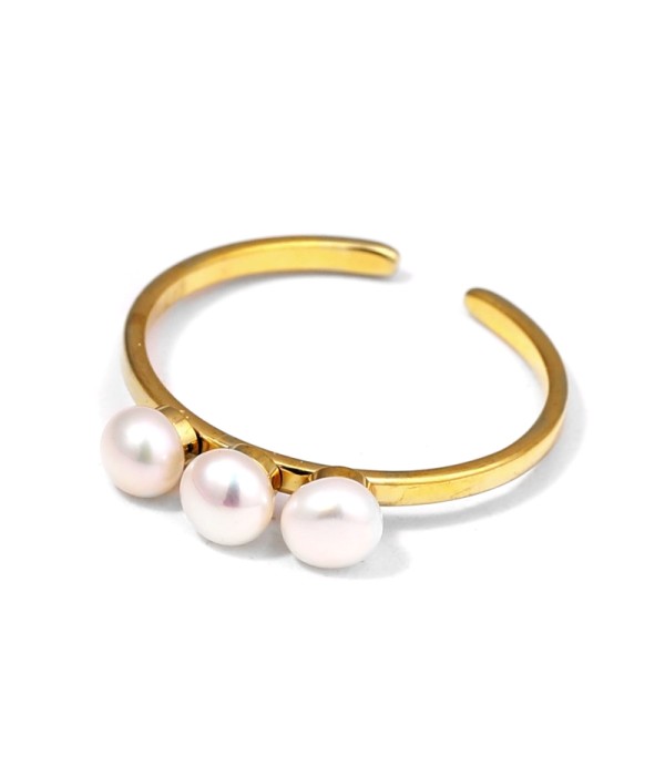 Anillo dorado con perla