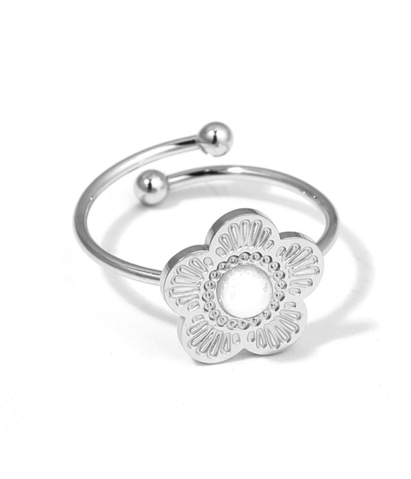 Anillo plateado de flor con piedra de colores