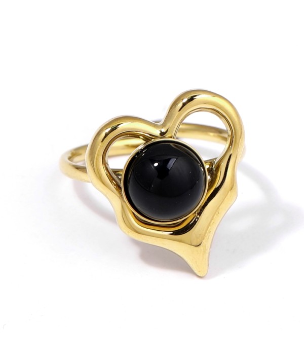 Anillo dorado con piedra en aro de corazón