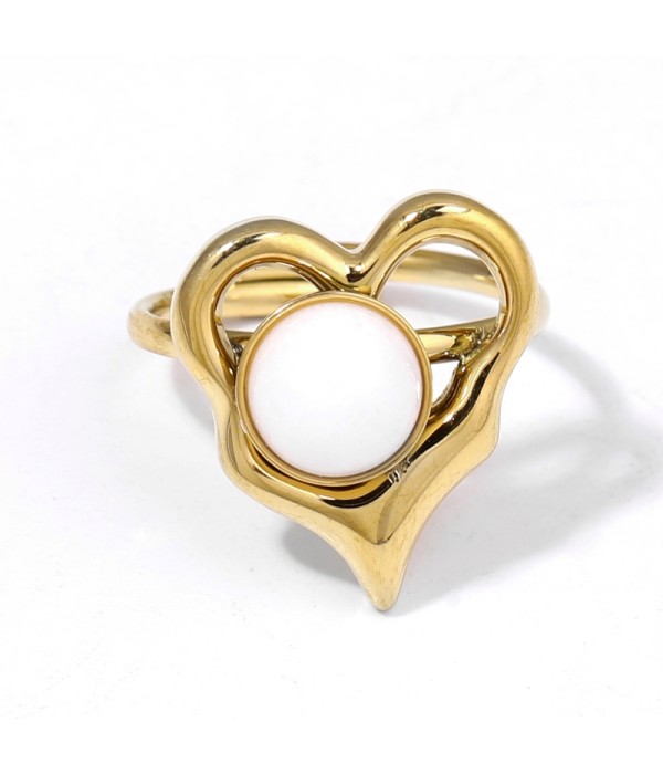 Anillo dorado con piedra en aro de corazón