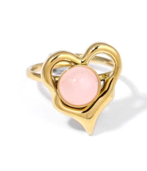 Anillo dorado con piedra en aro de corazón