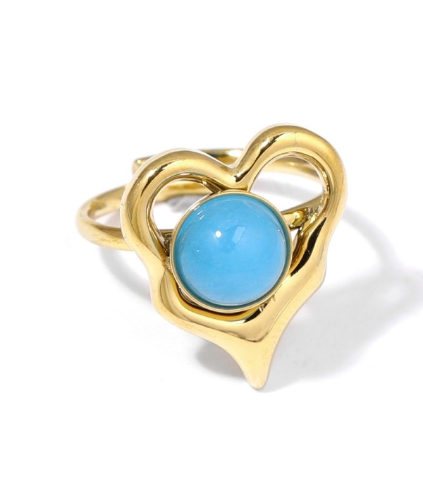 Anillo dorado con piedra en aro de corazón