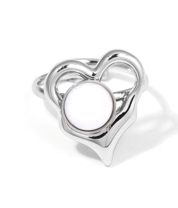 Anillo plateado con piedra en aro de corazón