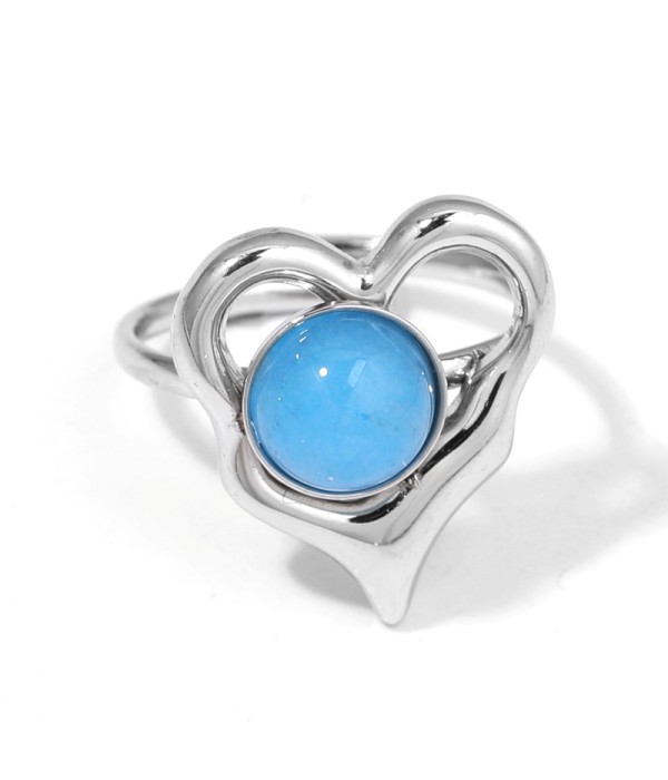 Anillo plateado con piedra en aro de corazón