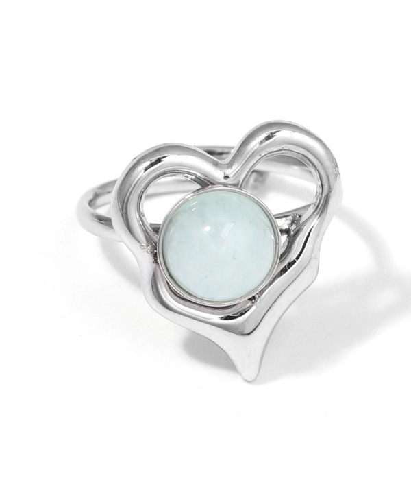 Anillo plateado con piedra en aro de corazón