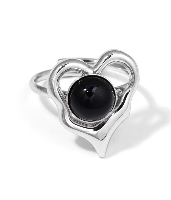 Anillo plateado con piedra en aro de corazón