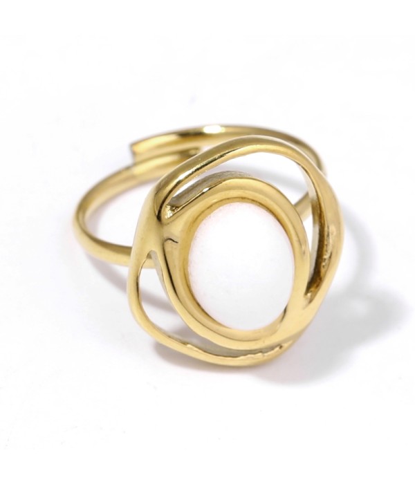 Anillo dorado con piedra en contorno de trazados