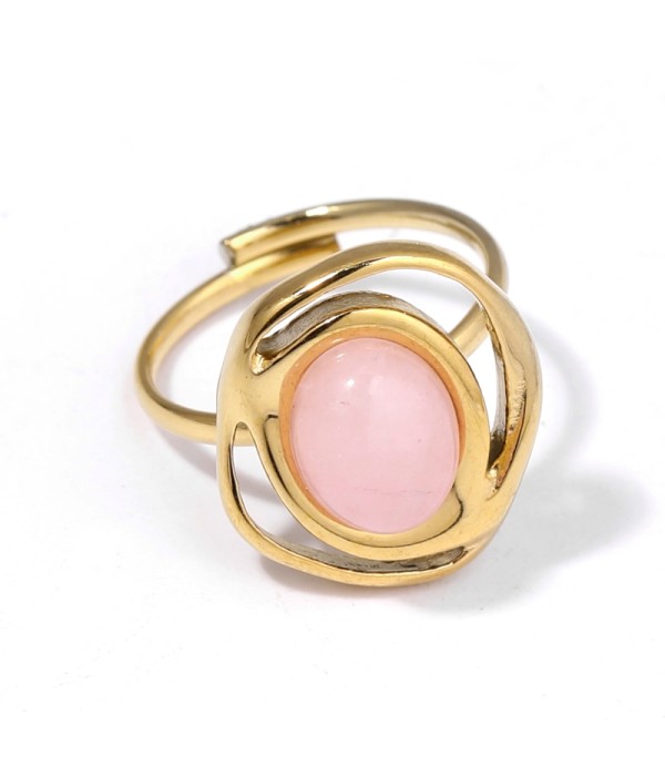 Anillo dorado con piedra en contorno de trazados