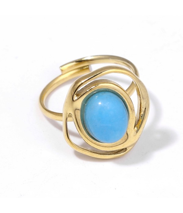 Anillo dorado con piedra en contorno de trazados