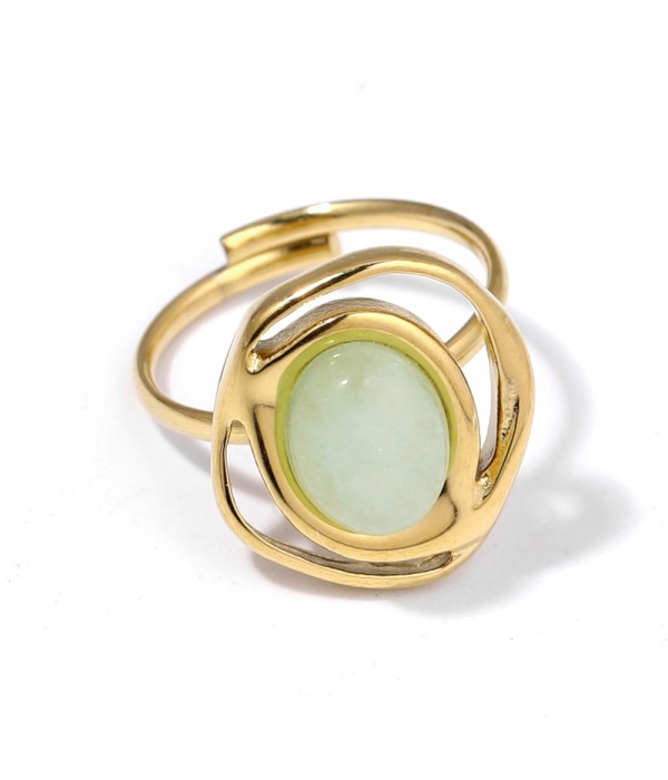 Anillo dorado con piedra en contorno de trazados