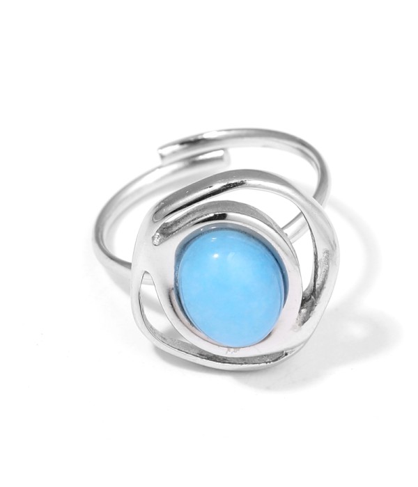 Anillo plateado con piedra en contorno de trazados