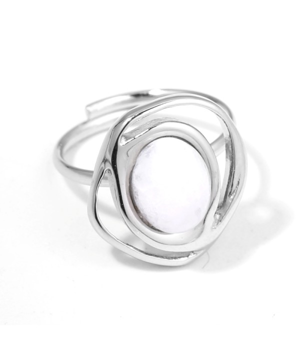 Anillo plateado con piedra en contorno de trazados