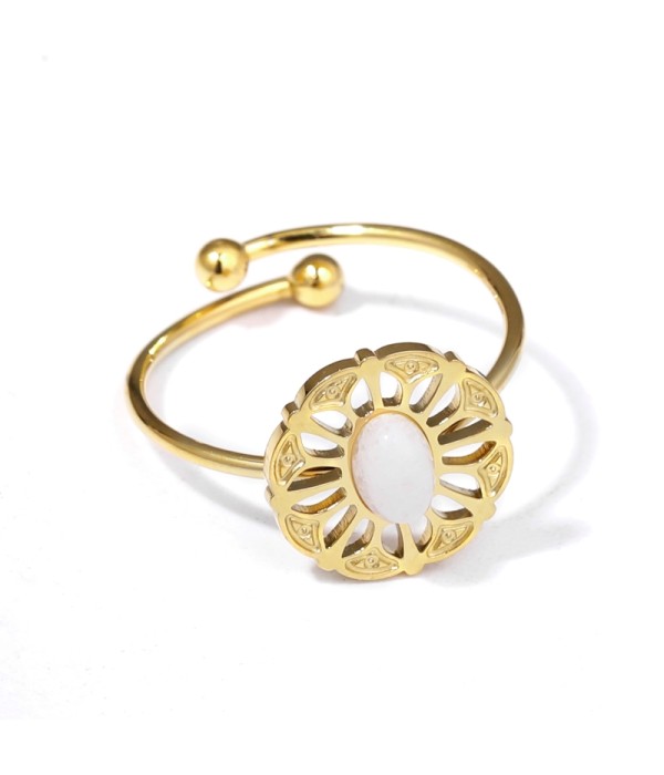 Anillo dorado de flor con piedra de colores