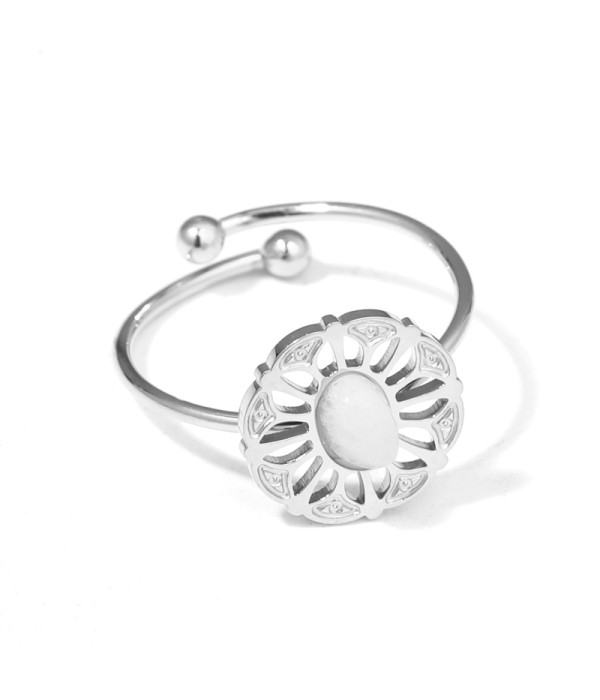 Anillo plateado de flor con piedra de colores