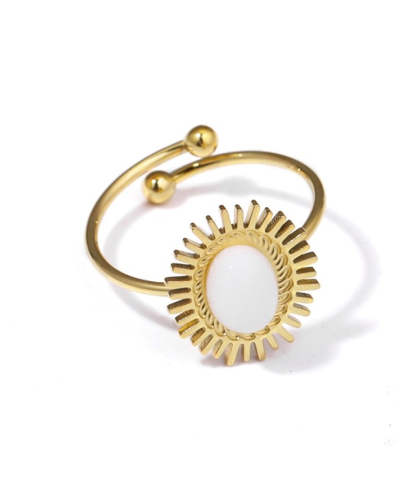 Anillo dorado de sol con piedra de colores