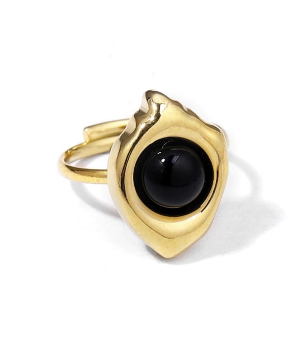 Anillo dorado con piedra en contorno de rombo