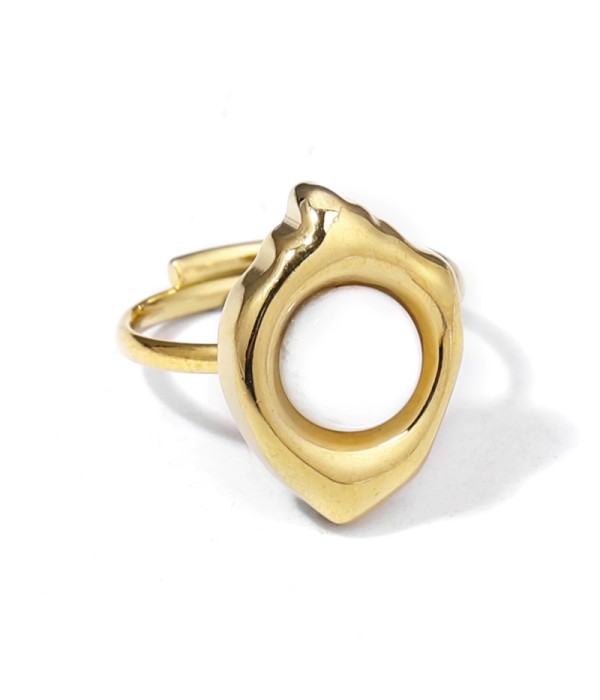 Anillo dorado con piedra en contorno de rombo