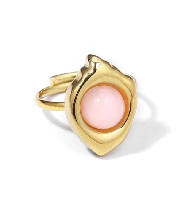 Anillo dorado con piedra en contorno de rombo