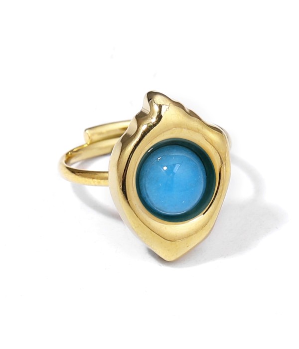 Anillo dorado con piedra en contorno de rombo