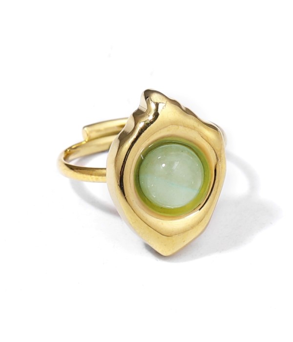 Anillo dorado con piedra en contorno de rombo