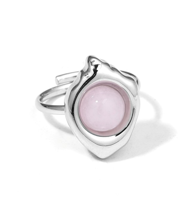 Anillo plateado con piedra en contorno de rombo