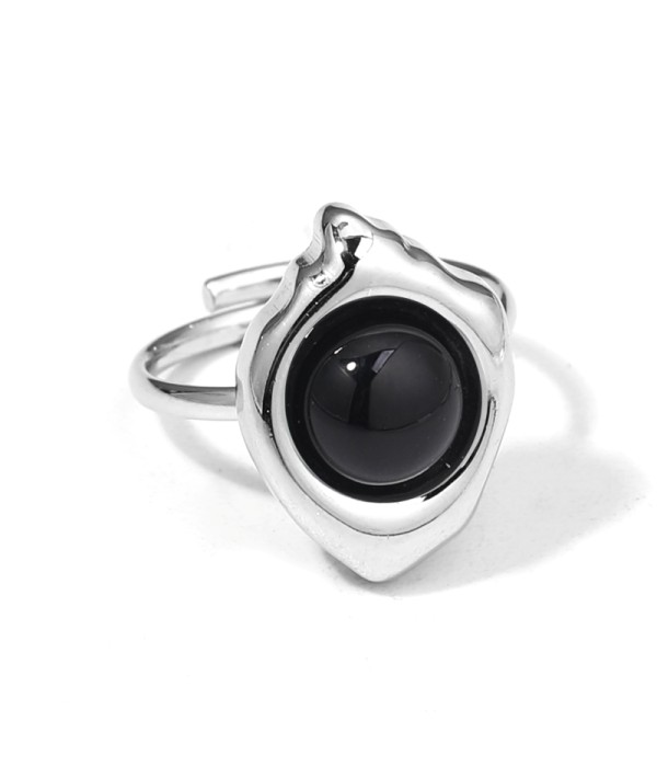 Anillo plateado con piedra en contorno de rombo