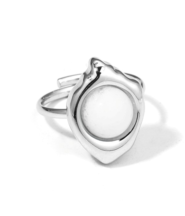 Anillo plateado con piedra en contorno de rombo