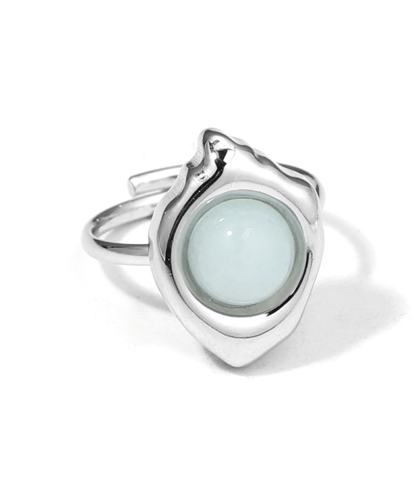 Anillo plateado con piedra en contorno de rombo