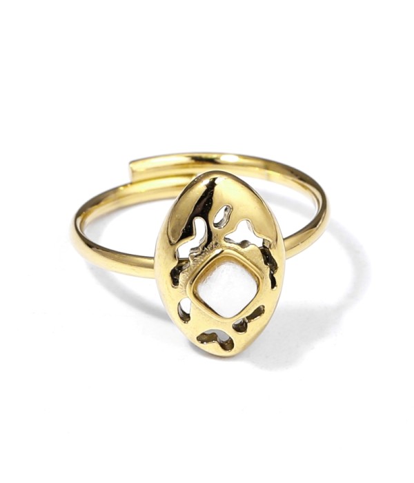 Anillo dorado con piedra en un escudo