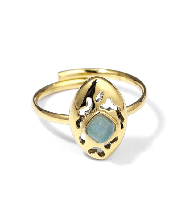 Anillo dorado con piedra en un escudo