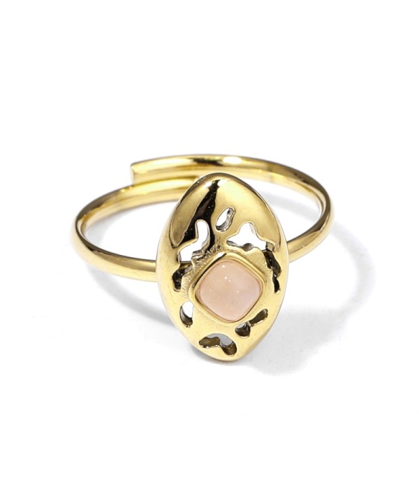 Anillo dorado con piedra en un escudo