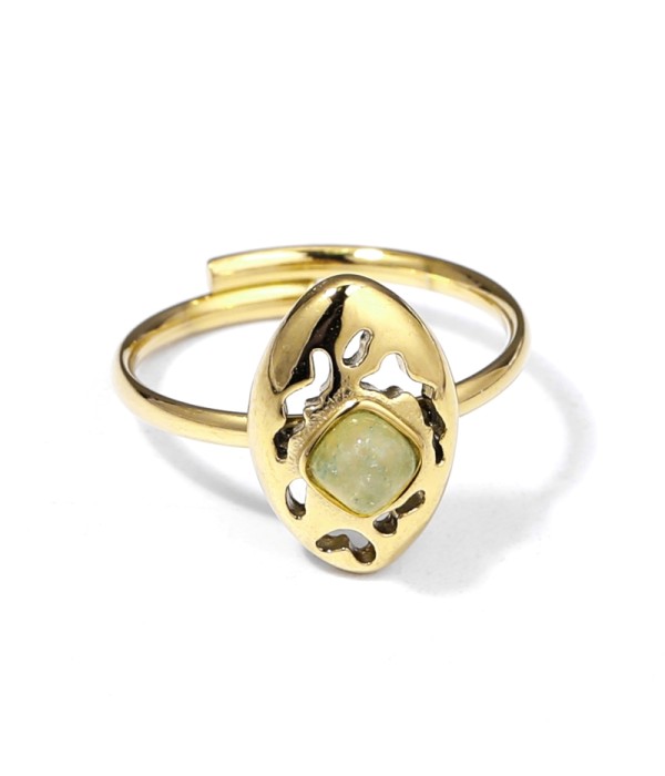 Anillo dorado con piedra en un escudo