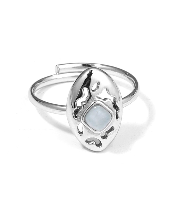 Anillo plateado con piedra en un escudo