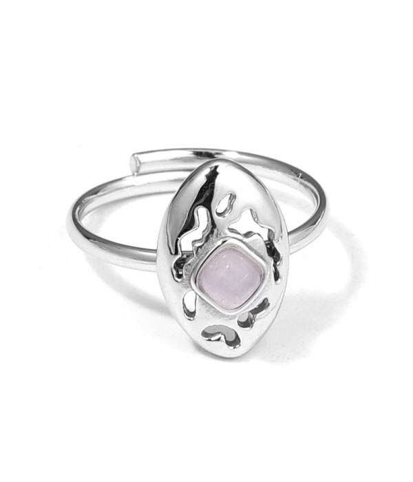 Anillo plateado con piedra en un escudo