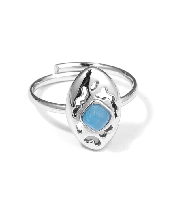 Anillo plateado con piedra en un escudo